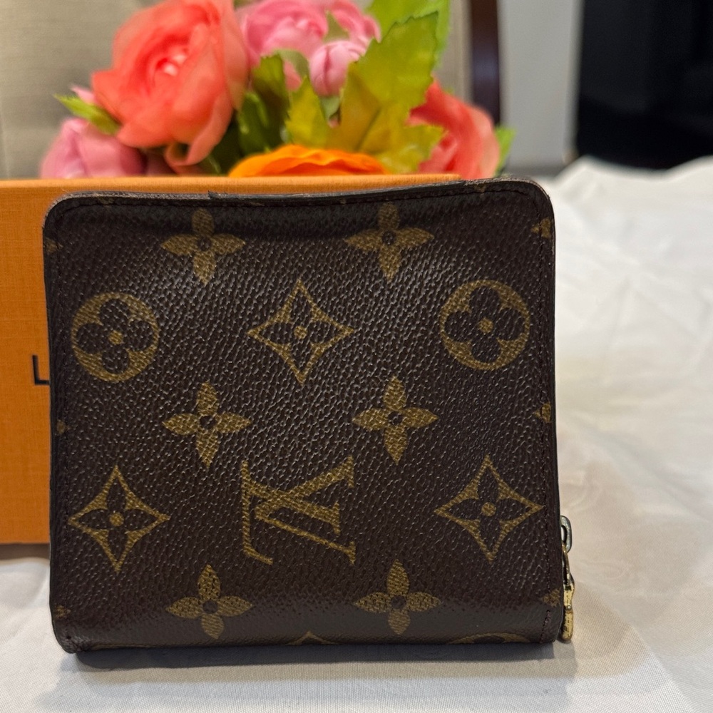 Authentic Louis Vuitton Compact Monogram Wallet - Picture 2 of 12
